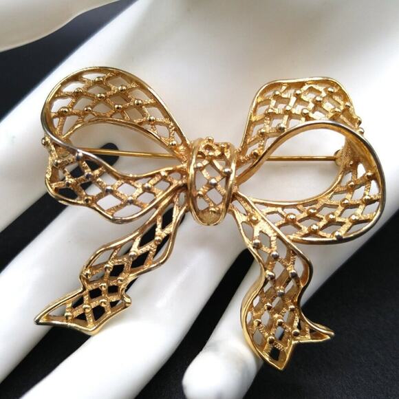 Vintage Monet Bow Brooch, Gold Plated Open Work Design, 2" x 2 1/4" - Picture 2 of 9